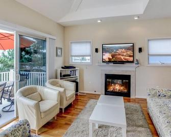 Gorgeous LBI Single-Family Oceanside - 6th from Beach w/Water and Sunset Views! - Beach Haven - Huiskamer