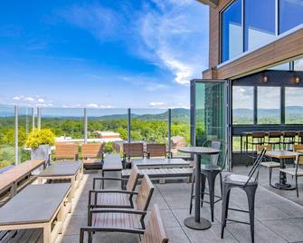 DoubleTree by Hilton Asheville Downtown - Asheville - Βεράντα