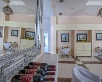 Hotel Kypreos - Καμένα Βούρλα - Ρεσεψιόν