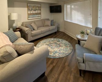 Unique & Cozy Cottage joining the Ole Miss Campus! - Oxford - Living room