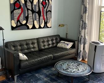 Peaceful Apartment In A Historic Home - Watertown - Living room