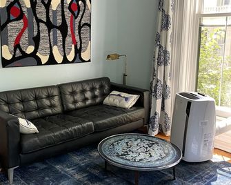 Peaceful Apartment In A Historic Home - Watertown - Obývací pokoj