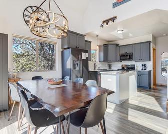 Mtn Cabin Peaceful Getaway Breathtaking Views - Divide - Kitchen