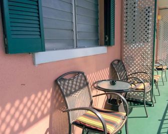 Towne - Nassau - Balkong