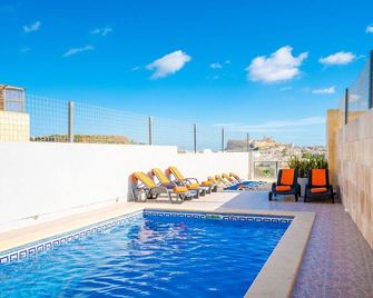 Ta Kalang Holiday Home - Kerċem - Piscina