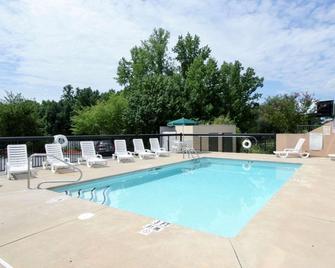 Country Inn & Suites Shelby, NC - Shelby - Piscina