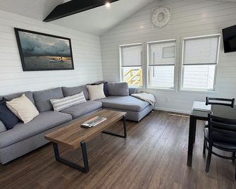 Cass-Away Luxury Houseboat - Grasonville - Living room