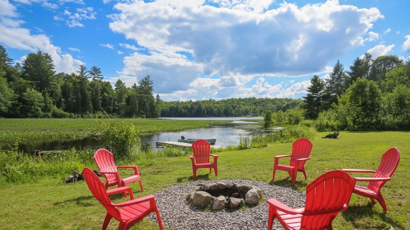 Quiet Bay Lakeside Escape