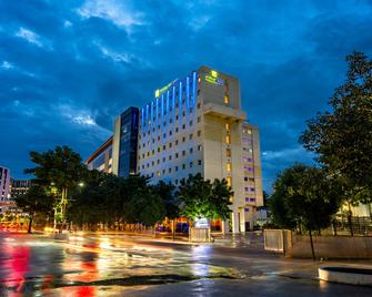 Holiday Inn Express Hyderabad Hitec City By IHG - Hyderabad - Building