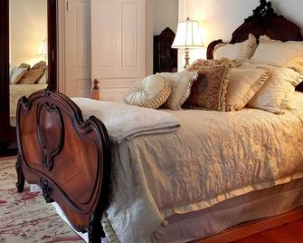 Historic Luxury Queen Anne Victorian - Winters - Bedroom