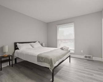 Urban Oasis Sleek Cozy & Well-Located - Rochester Hills - Bedroom