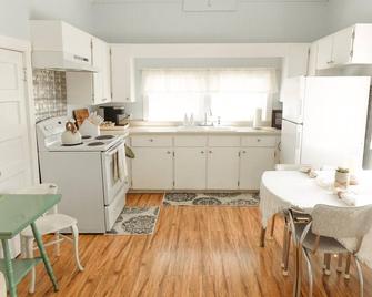 The Carriage House: One bedroom w/kitchen & full bath. - Medford - Cocina