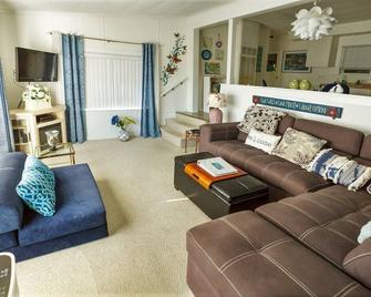 Blue Waters Cottage - Sechelt - Living room