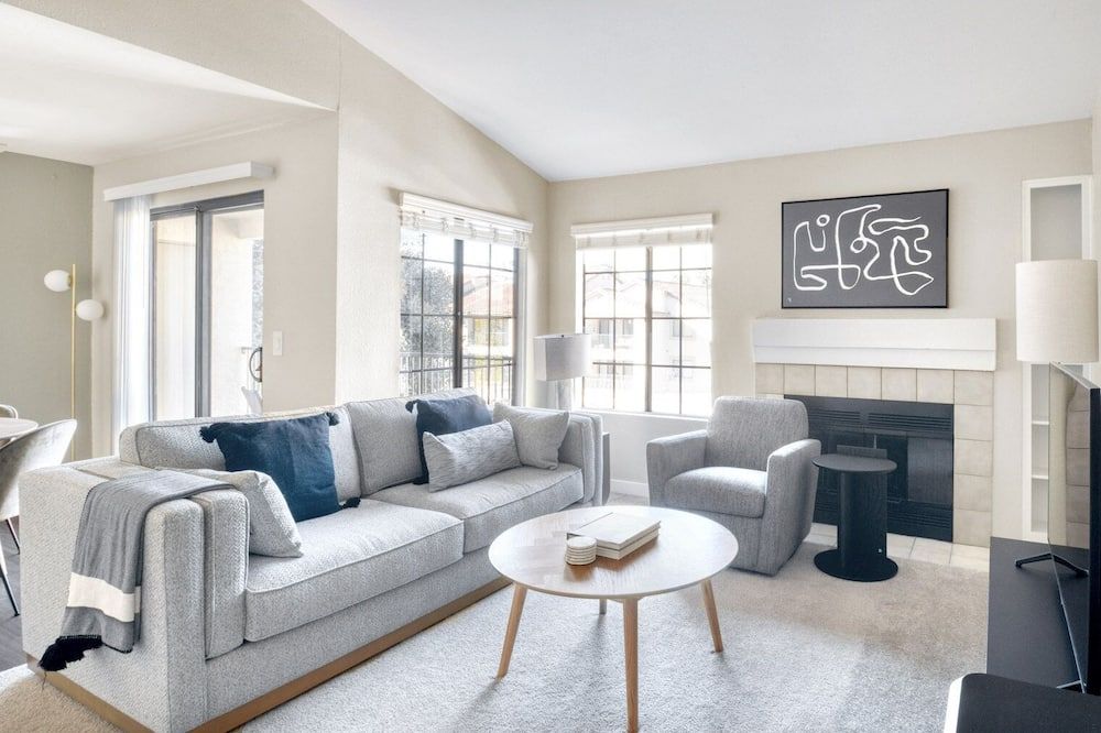 Ideal La Jolla 1BR w/ Gym, W/D & Pool, nr bars & shops, by Blueground - סן דייגו - סלון