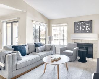 Ideal La Jolla 1BR w/ Gym, W/D & Pool, nr bars & shops, by Blueground - סן דייגו - סלון