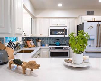\'Zen Den\' on the Water by Downtown Wayzata by Roxy Rentals - Wayzata - Kitchen