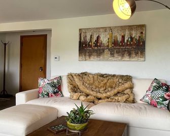 4 Bedroom Home on the River with Private River access - Sheboygan - Living room
