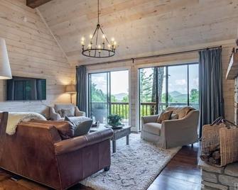 Cashiers Luxe Cottage! Beautiful view and only less than a 1.5 miles to town - Cashiers - Living room