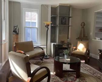 Walk To Everything! Downtown New Hope Victorian On The Canal - New Hope - Living room