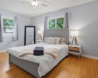 Comfy Family & Kid Friendly Home - Near I-80 w/ Pool Table & Outdoor Patio - Omaha - Bedroom