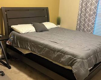 Emergency crews this is for you. 2 bedrooms with shared bathroom. - Hardeeville - Bedroom