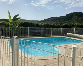 Maison de Charme Avec Piscine à 5minutes de Montignac Lascaux - Condat-sur-Vézère - Piscina