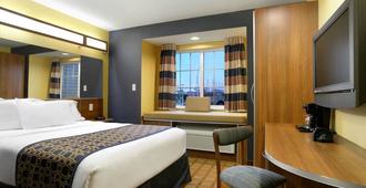 Microtel Inn & Suites by Wyndham Kearney - Kearney - Bedroom