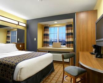 Microtel Inn & Suites by Wyndham Kearney - Kearney - Bedroom