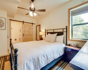 Steps to C Street and Saloons! Virginia City Getaway - Virginia City - Bedroom