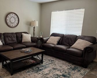 Newly remodel home 2BD/2BATH, 15min to dwtn Tulsa. - Owasso - Wohnzimmer