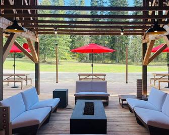 7 Acres Forest - Skiing Close - Privacy - Theatre - Golden - Patio