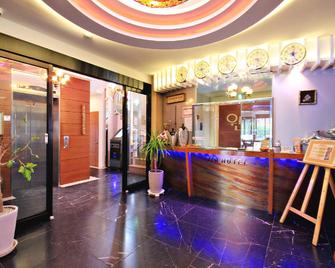 Andong Win Hotel - Andong - Front desk