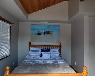 Waterfront home sleeps 5, deck, kayaks, dock, grill, firepit, wifi, a/c - Erie - Bedroom