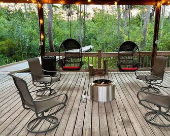 Secluded cabin on the water with jetski, hottub & kayak! Pets OK & early checkin - Satsuma - Balcón