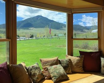 Dog Friendly Elk Ridge With Hot Tub By Aaa Red Lodge Rentals - Red Lodge - Living room