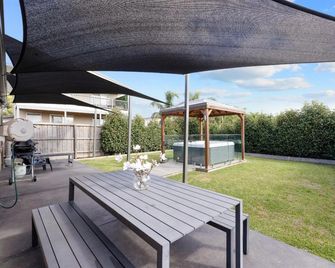 Island Luxe Retreat Cowes - Cowes - Innenhof