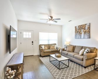 Hill Country Haven a Modern Rustic - 2 Bedroom 2 Bathroom Townhouse off Main Street - Fredericksburg - Sala de estar