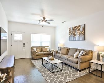 Hill Country Haven a Modern Rustic - 2 Bedroom 2 Bathroom Townhouse off Main Street - Fredericksburg - Sala de estar