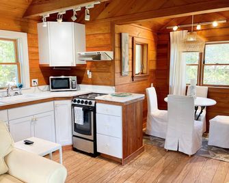 The Back House: Quaint two bedroom Ocracoke Island cottage - Ocracoke - Cocina