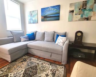 Urban Oasis - 3br 2ba - City View- Private Parking - Pittsburgh - Living room