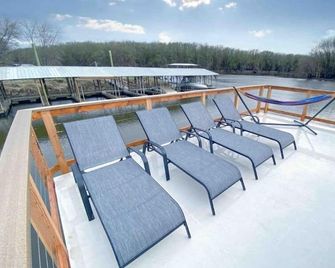 Custom Floating Cabin on Mississippi River backwater with a HOT TUB! - East Dubuque - Balcón