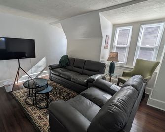 Charming 2-bedroom apartment w/ WiFi, AC in phenomenal Germantown, Philadelphia - Philadelphia - Living room
