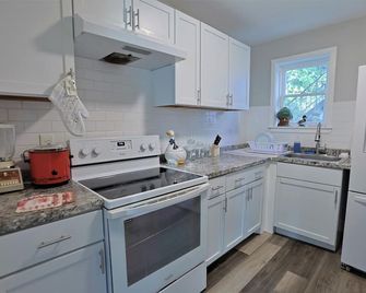 Step in the 90's in Historic Downtown Hagerstown - Hagerstown - Kitchen