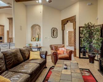 Desert Luxury Retreat - Las Cruces - Living room