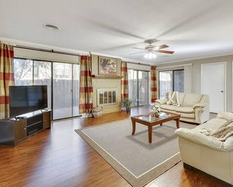 Germantown - 30 day minimum - Germantown - Living room