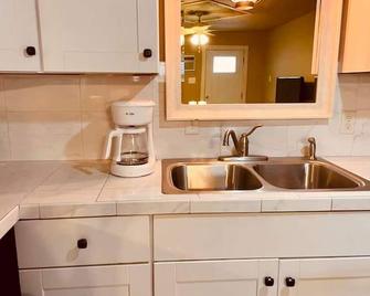 Elm Street Cottage - Seguin - Kitchen