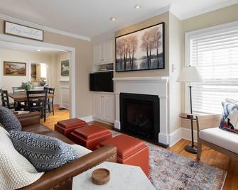 Brooke House In The Heart of Downtown with Patio! - Lambertville - Living room