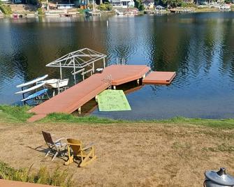 Lake Shoecraft Waterfront Log Home - Stanwood - Patio
