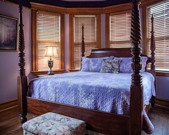 Welcome to the historic Elk River Hotel & Cafe! Located riverfront on the beautiful Elk River, and just 2 miles from I-79, you are moments away from all that the Sutton area has to offer. Guest in town to enjoy the gorgeous outdoor scenery and recrea - Sutton - Habitación