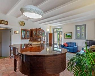 Grande villa storica per vacanze con giardino privato e piscina - Ostra Vetere - Sala de estar